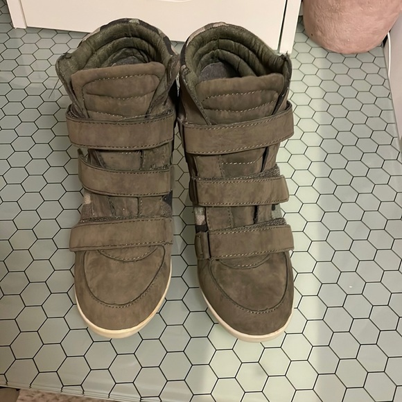 Call it Spring Camo High Heels - Picture 1 of 3